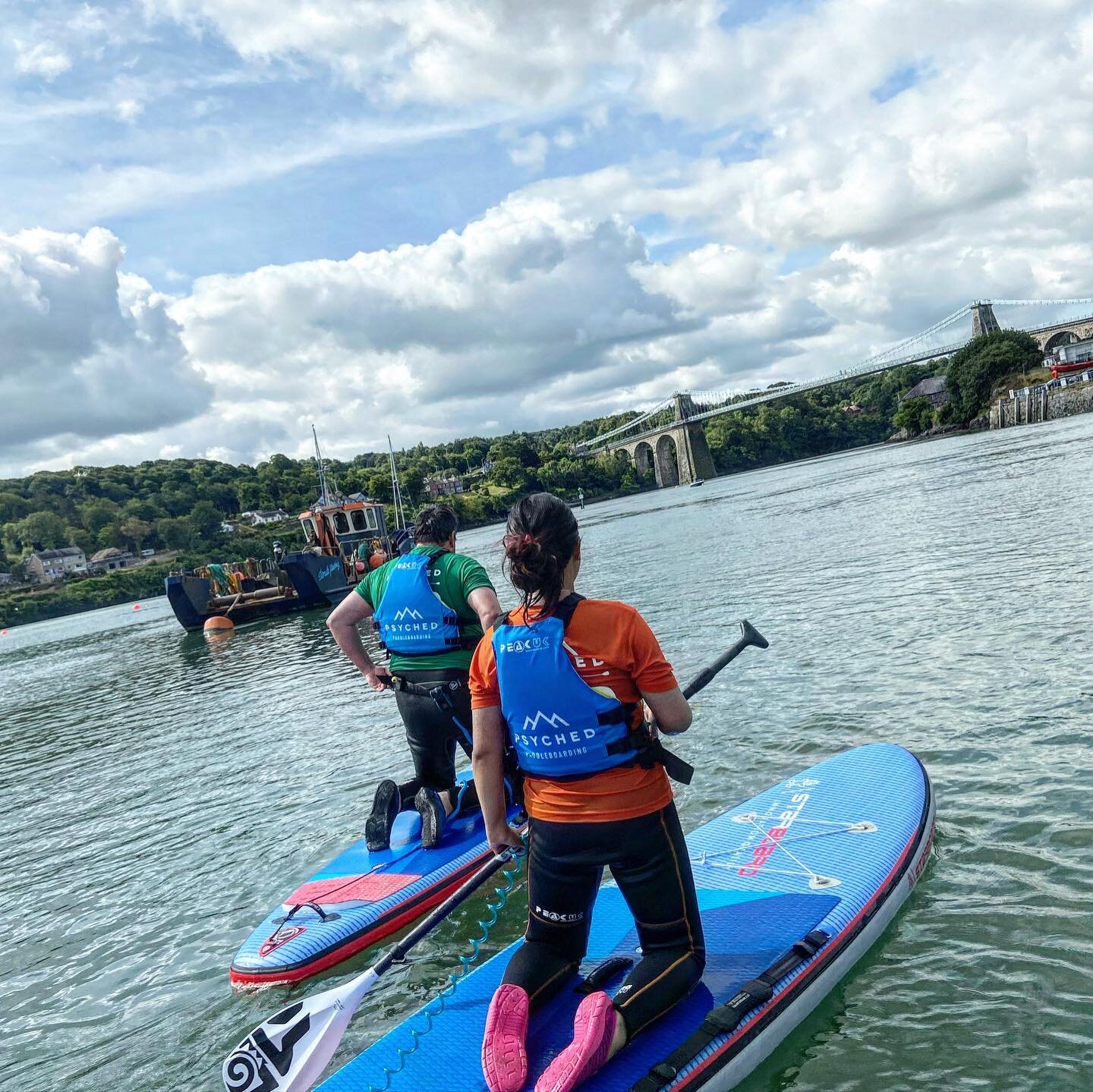 This morning Cameron from the team were joined by Nick, Lexi and Kensi who are from LA and staying during in North Wales with the family. They liked the appeal of paddling in British waters. They had blast on the water. Plenty of spectacular wipe out